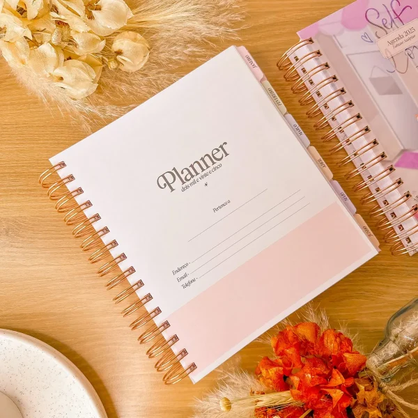 Planner personalizado Peonia de Papel sobre uma mesa com flores secas