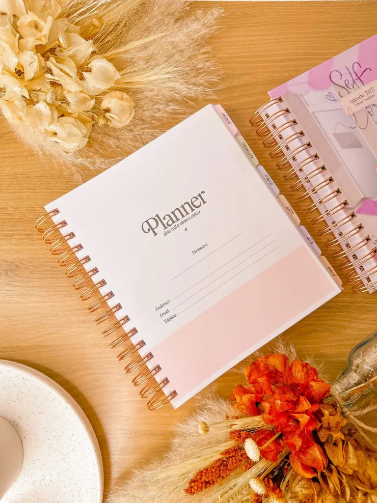 Planner personalizado Peonia de Papel sobre uma mesa com flores secas