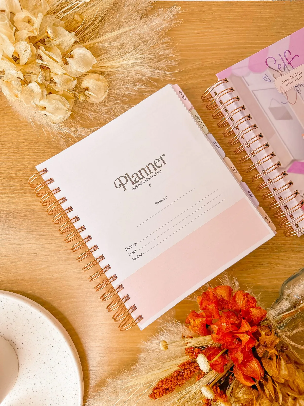 Planner personalizado Peonia de Papel sobre uma mesa com flores secas