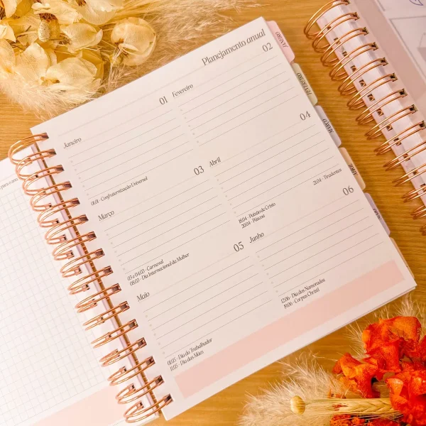 Interior de um planner personalizado com páginas de planeamento