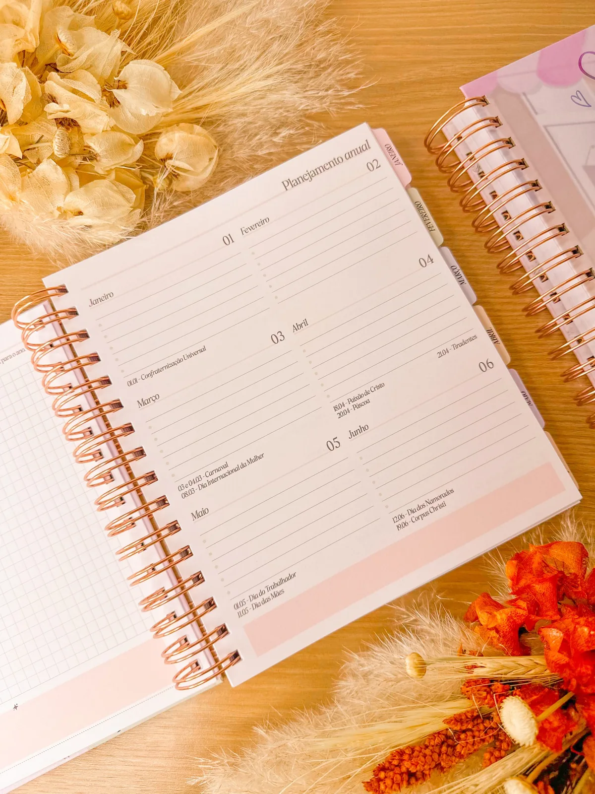 Interior de um planner personalizado com páginas de planeamento
