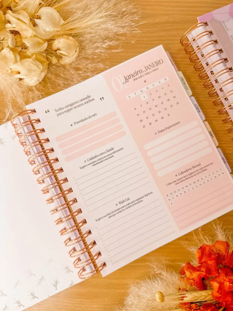 Páginas interiores de um planner feito à mão