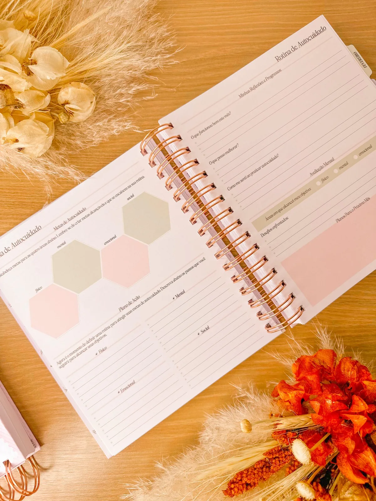Detalhe de um planner personalizado Peonia de Papel
